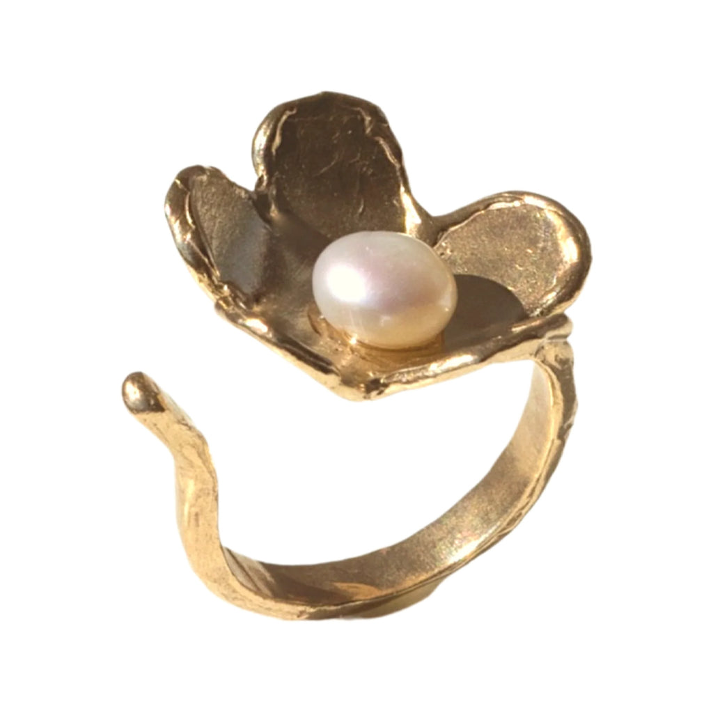 The Marguerite Daisy ring in gold and pearl colours from the brand ANITA BERISHA