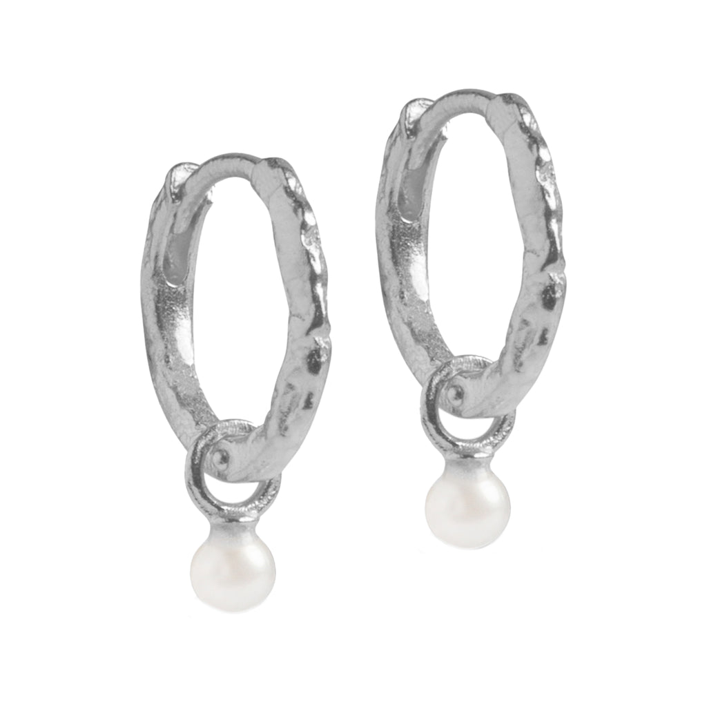 The Belle pearl hoop earrings in silver and pearl colour from the brand ENAMEL COPENHAGEN