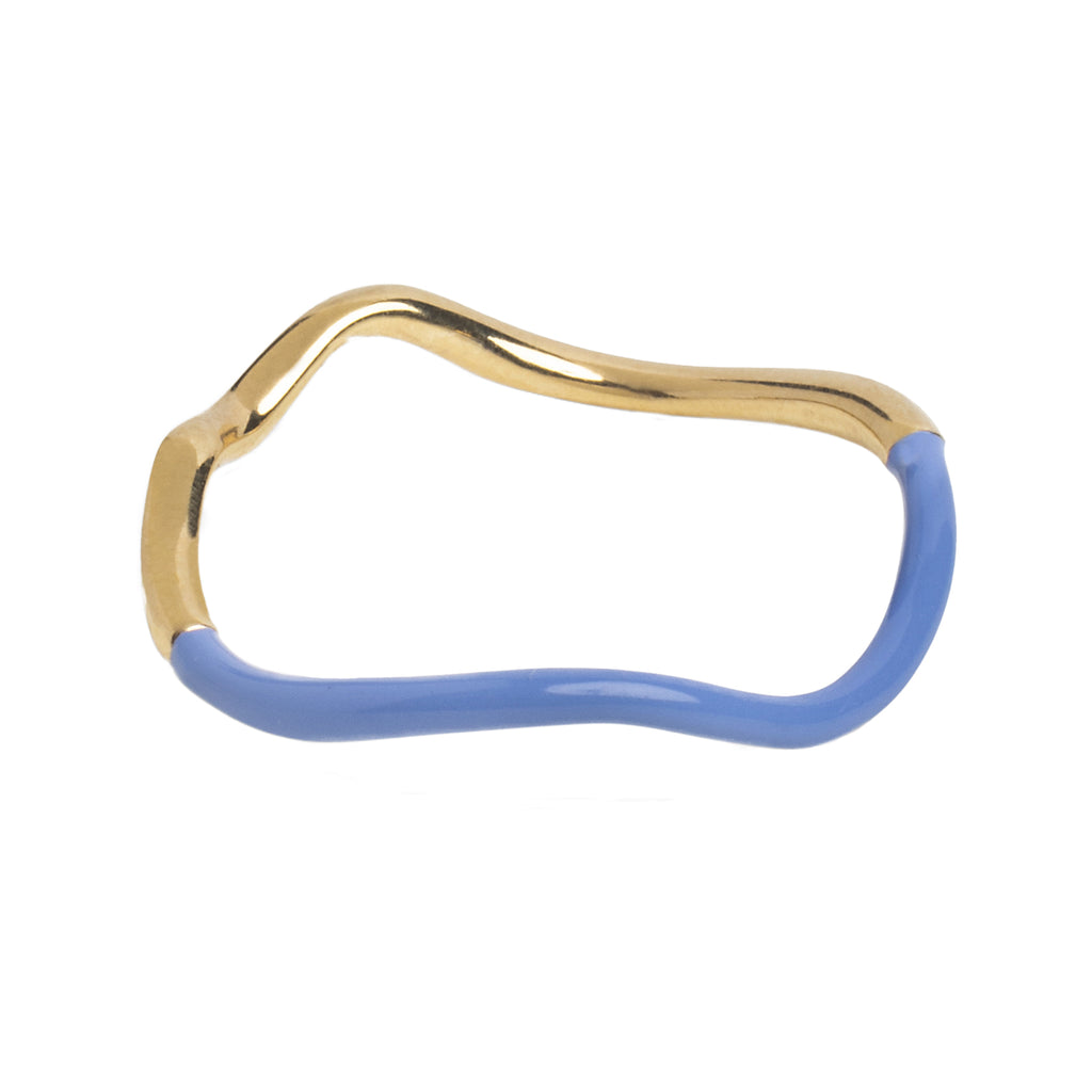 The sway ring in gold and cornflower colour from the brand ENAMEL COPENHAGEN