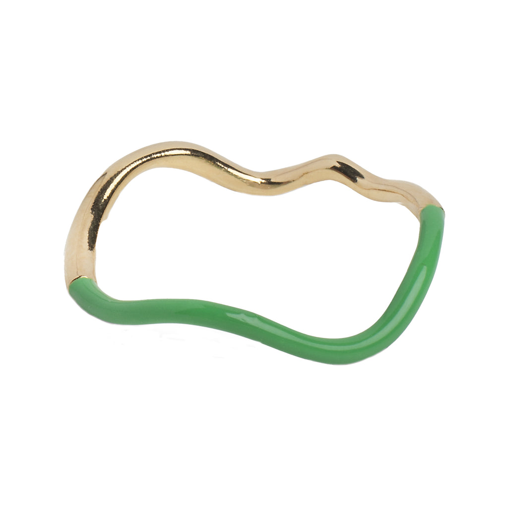 The sway ring in gold and grass-green colour from the brand ENAMEL COPENHAGEN