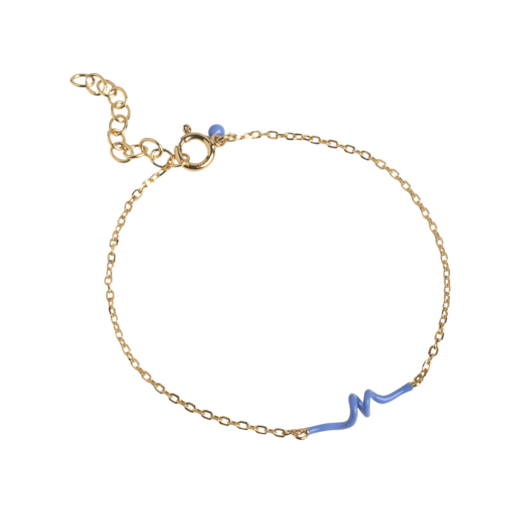 The twist bracelet in gold and cornflower colour from the brand ENAMEL COPENHAGEN