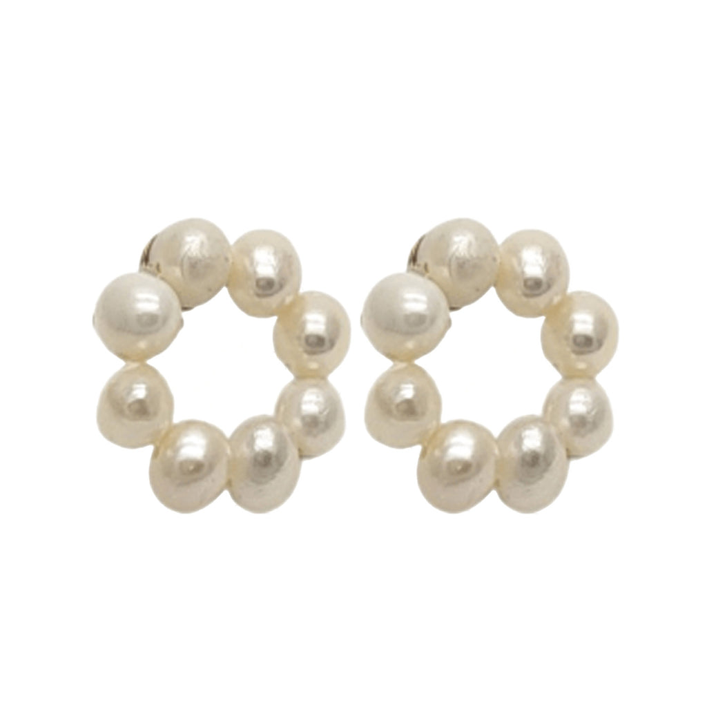 The Charlotte stud earrings in gold and pearl colour from the brand GISEL B