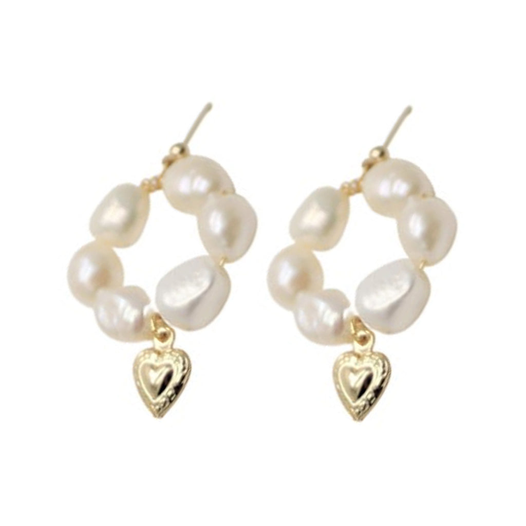 The Hannah stud earrings in gold and pearl colour from the brand GISEL B