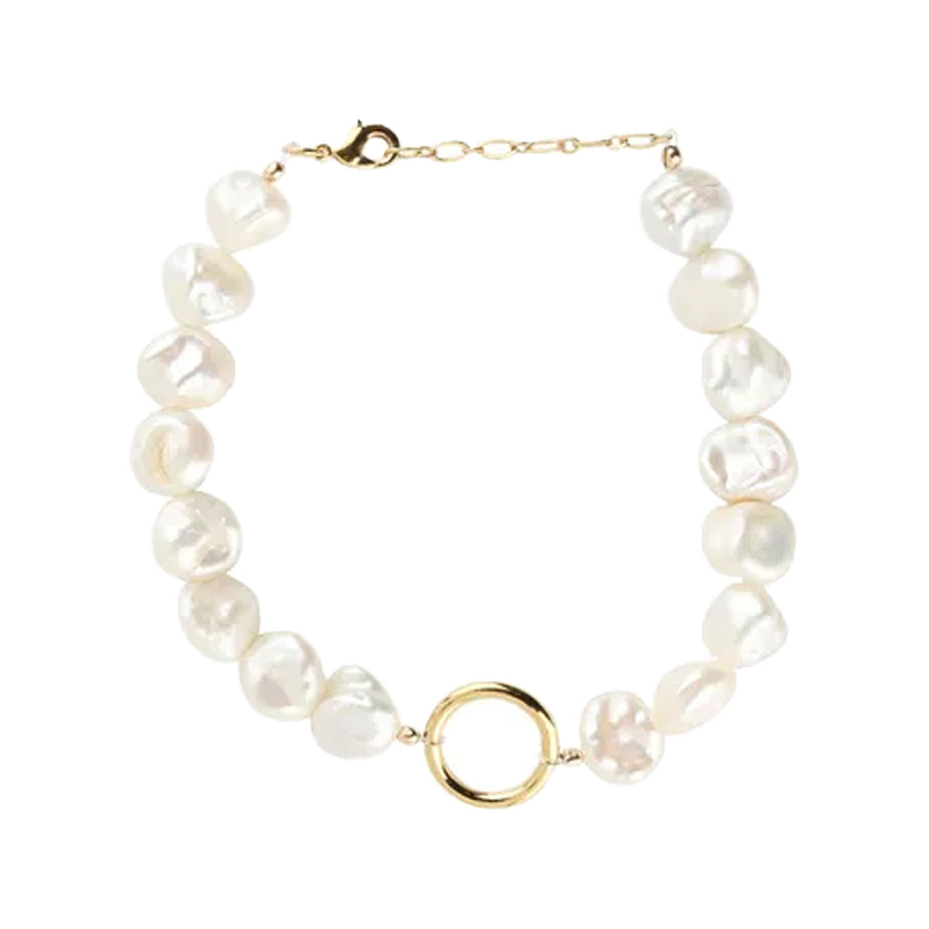 The Initial bracelet in gold and pearl colour from the brand GISEL B