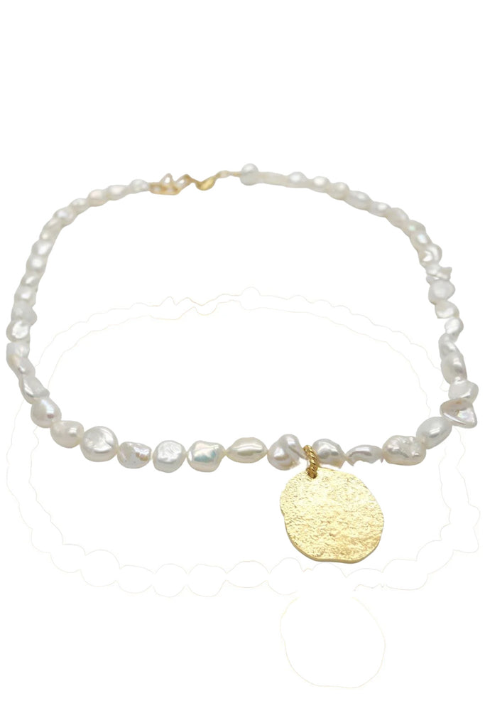 The Rosa pearl necklace in gold and pearl colour from the brand GISEL B