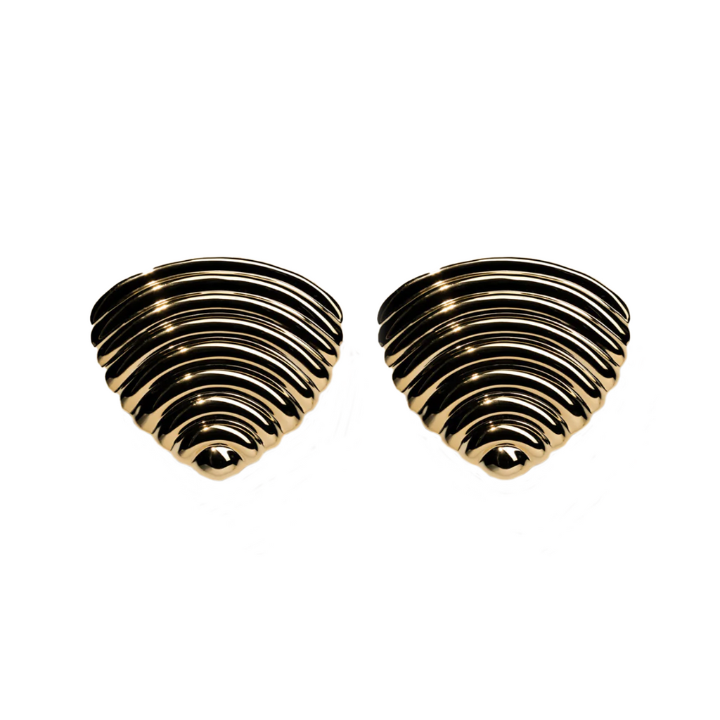 The Celine stud earrings in gold colour from the brand JASMIN SPARROW