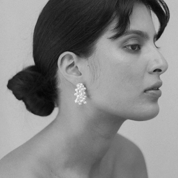 Model wearing the mermaid stud earrings in silver and pearl colour from the brand JASMIN SPARROW