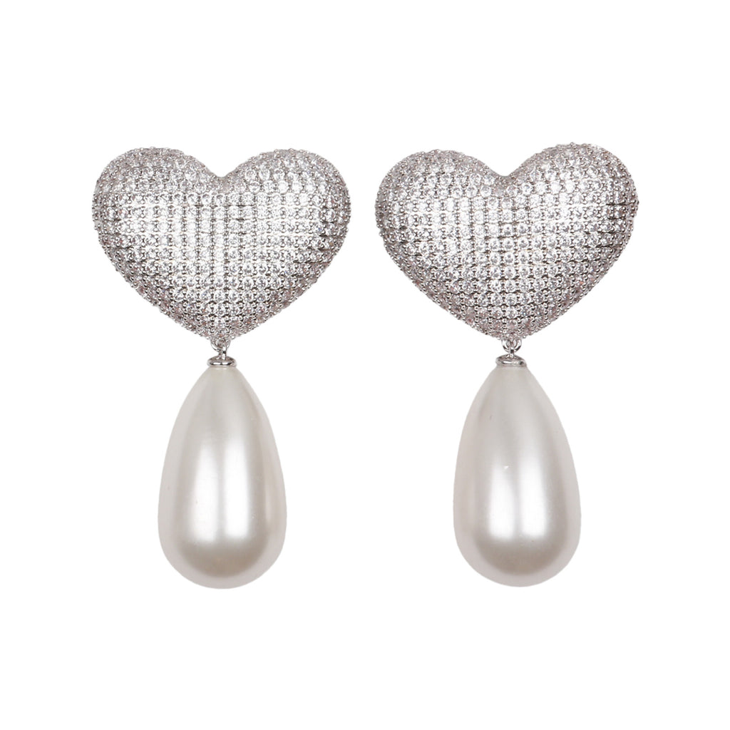 The Frances earrings in silver and pearl colours from the brand JULIETTA