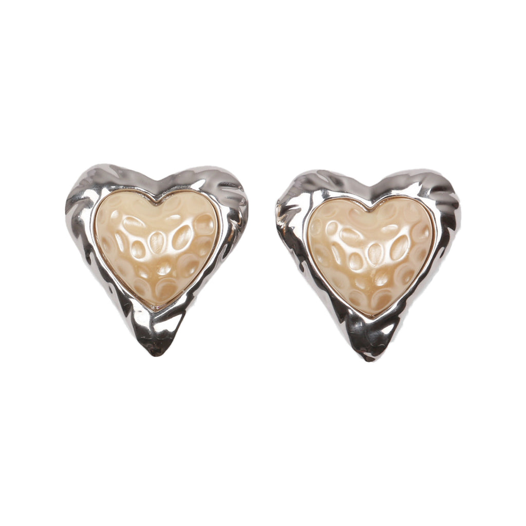 The Heart earrings in silver and pearl colours from the brand JULIETTA