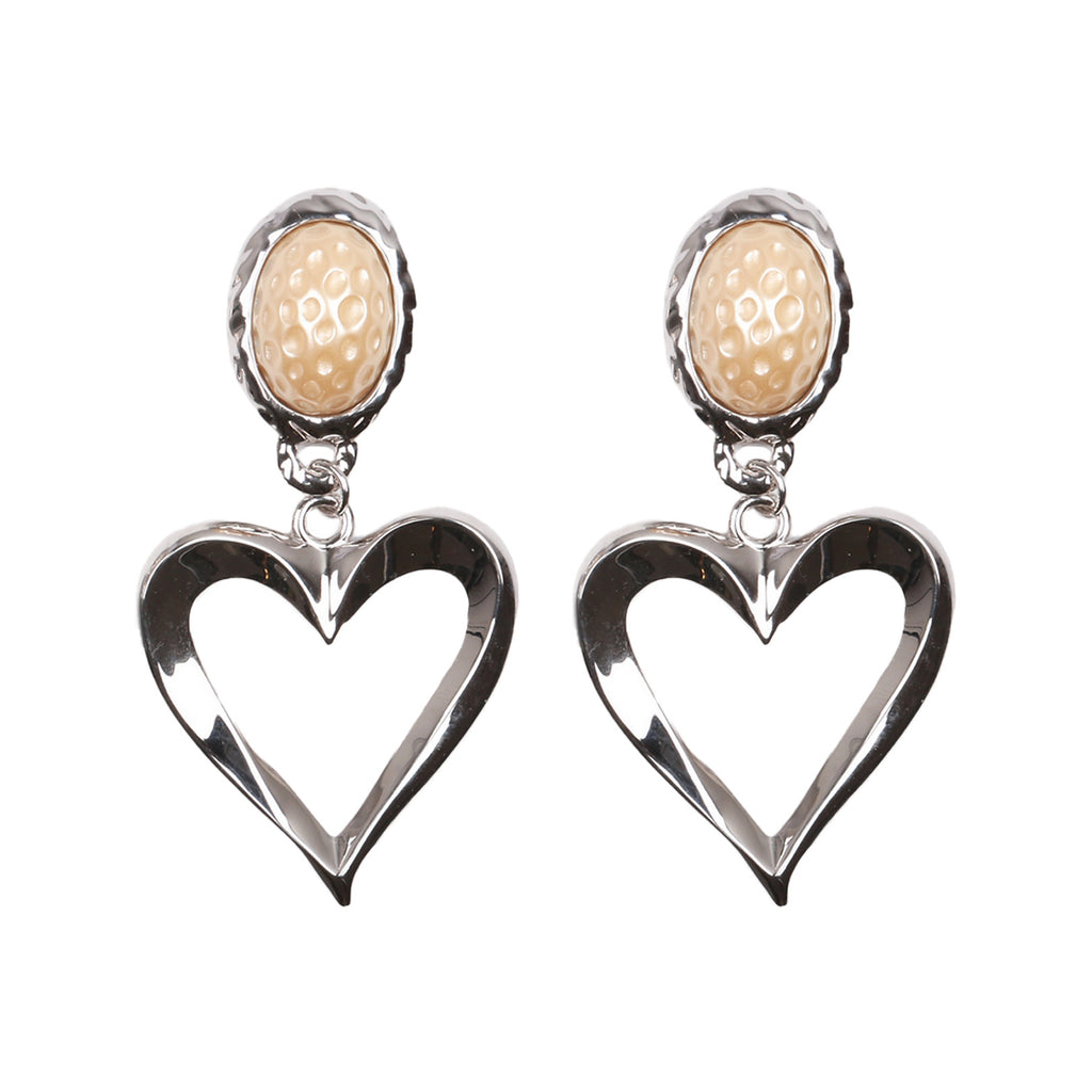 The Sally Ride earrings in silver and pearl colours from the brand JULIETTA