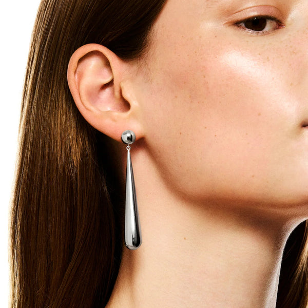 Model wearing the Louise stud earrings in silver colour from the brand LIÉ STUDIO