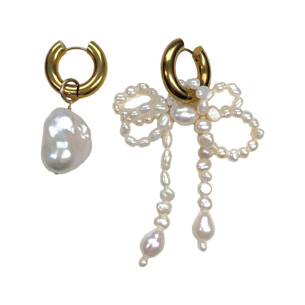 The Conley Mismatched earrings in gold and pearl colours from the brand MARGAUX STUDIOS