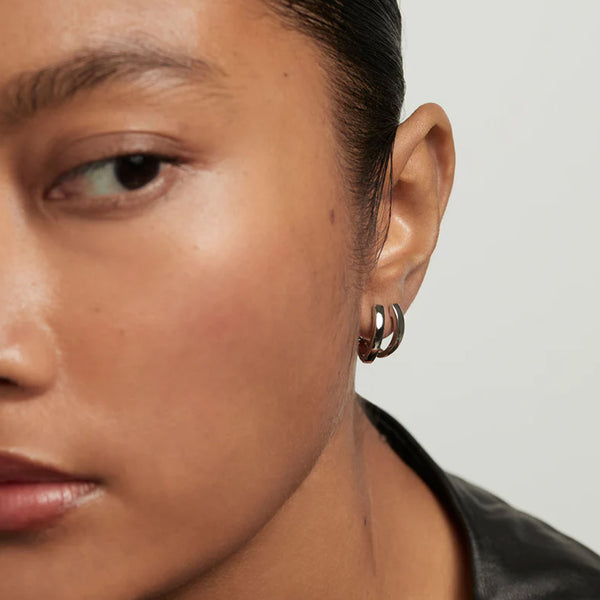 Model wearing the Duke hoop earrings in silver colour from the brand P D PAOLA