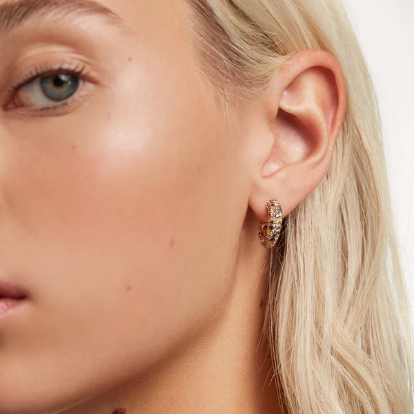 Model wearing the Tiger earrings in gold and multicolour from the brand P D PAOLA