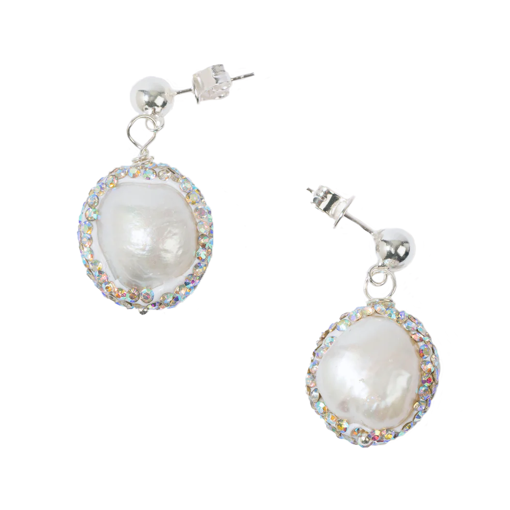 The Pearl Drop earrings in silver and pearl colours from the brand PEARL OCTOPUSS.Y