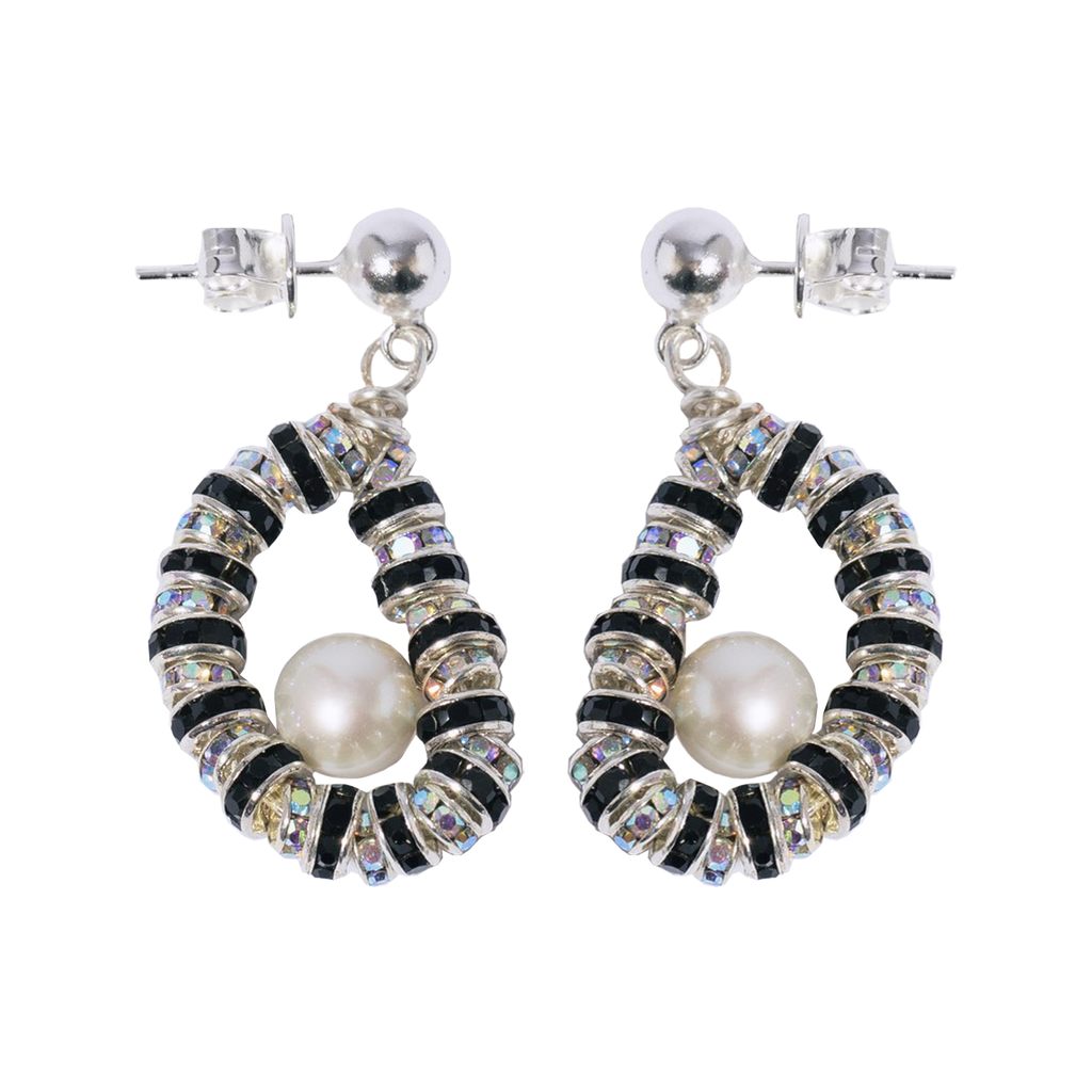 The Tiny Oysters earrings in silver, black and pearl colours from the brand PEARL OCTOPUSS.Y