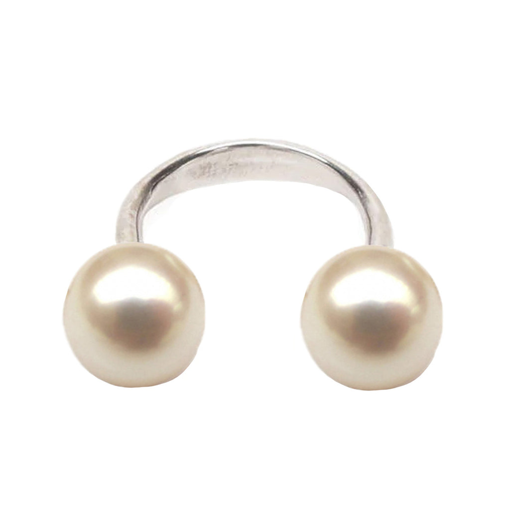 The pearl sling ring in silver and pearl colour from the brand SASKIA DIEZ